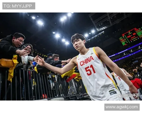 中国男篮与荷兰激战正酣比分悬念引发球迷热议与期待